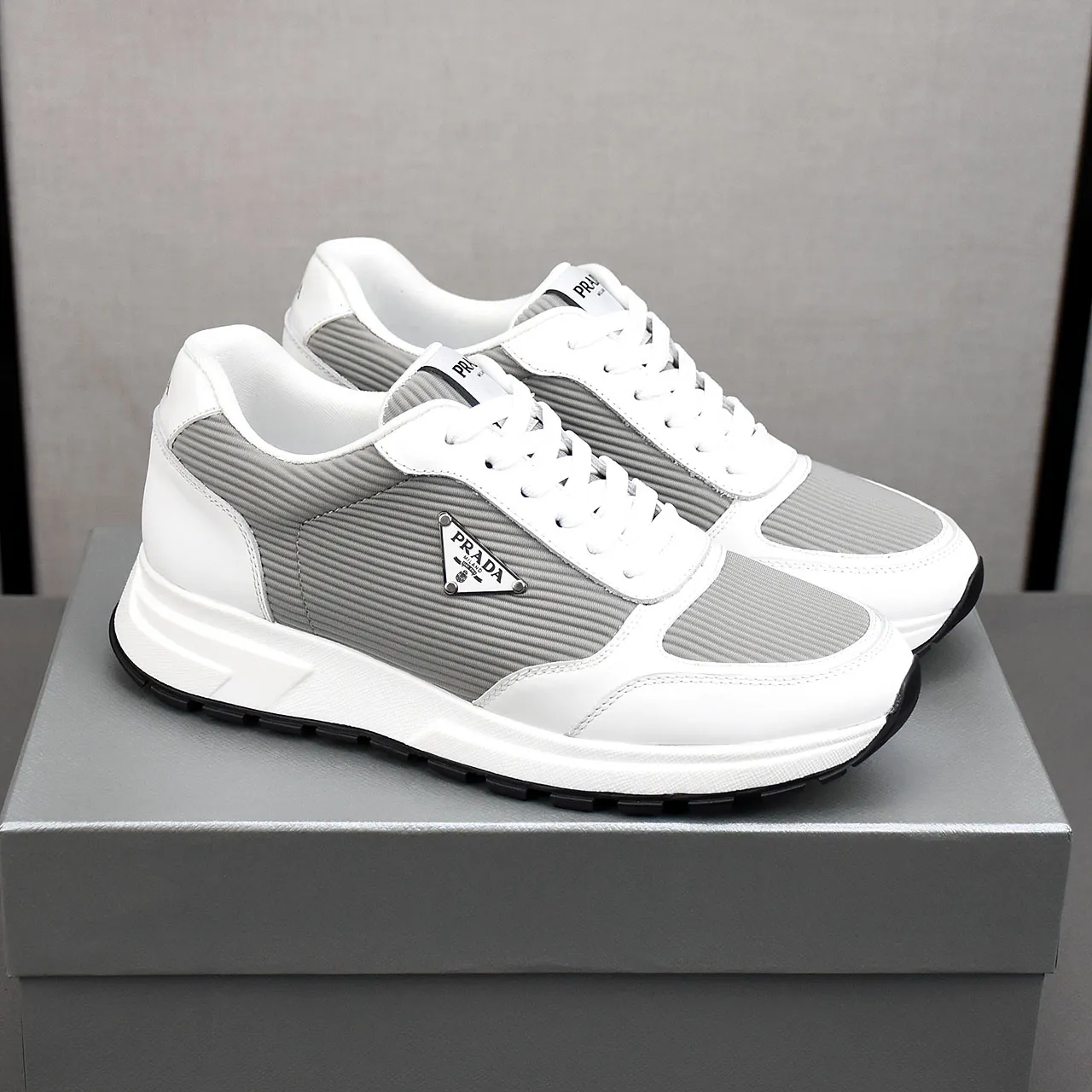 PP460👟👟👟Prada/Prada Prax men's series casual sports shoes Prax sports shoes combine style and comfort, with a unique sports design defined by exquisite materials and details. Fashionable, casual and versatile, it is decorated with an enameled triangle logo on the outside, a Prada Milano printed logo on the tongue, and a 2.5cm lightweight two-tone rubber sole for a comfortable wearing experience! Size: 38-39-40-41-42-43-44 standard leather shoe size